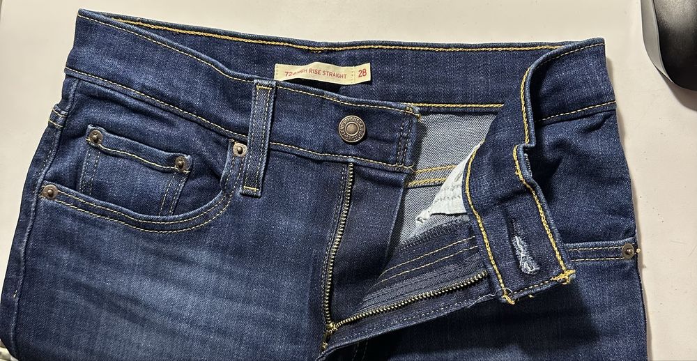 Джинси Levis 724 high rise straight, розмір 28