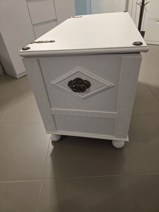 Baú / Arca em madeira / Mala de enxoval, lacada.