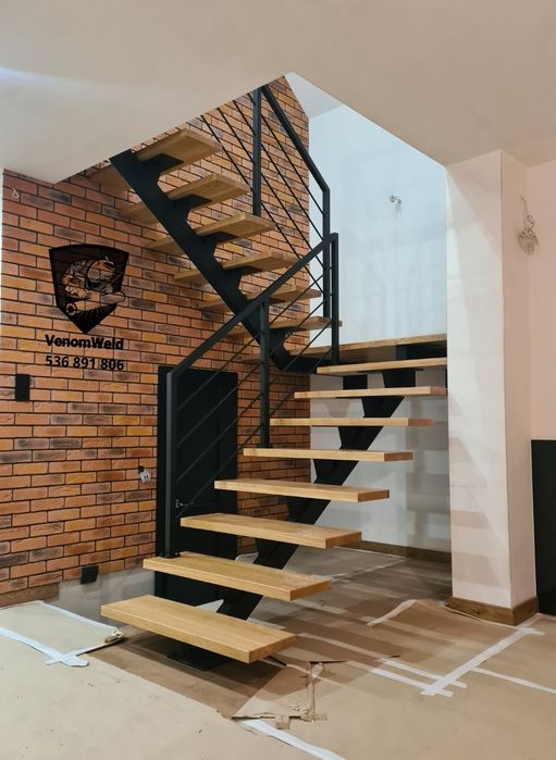 Schody stalowe metalowe nowoczesne samonośne jednobelkowe belce loft