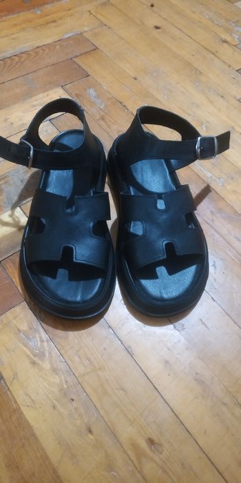 Кожаные черные босоножки