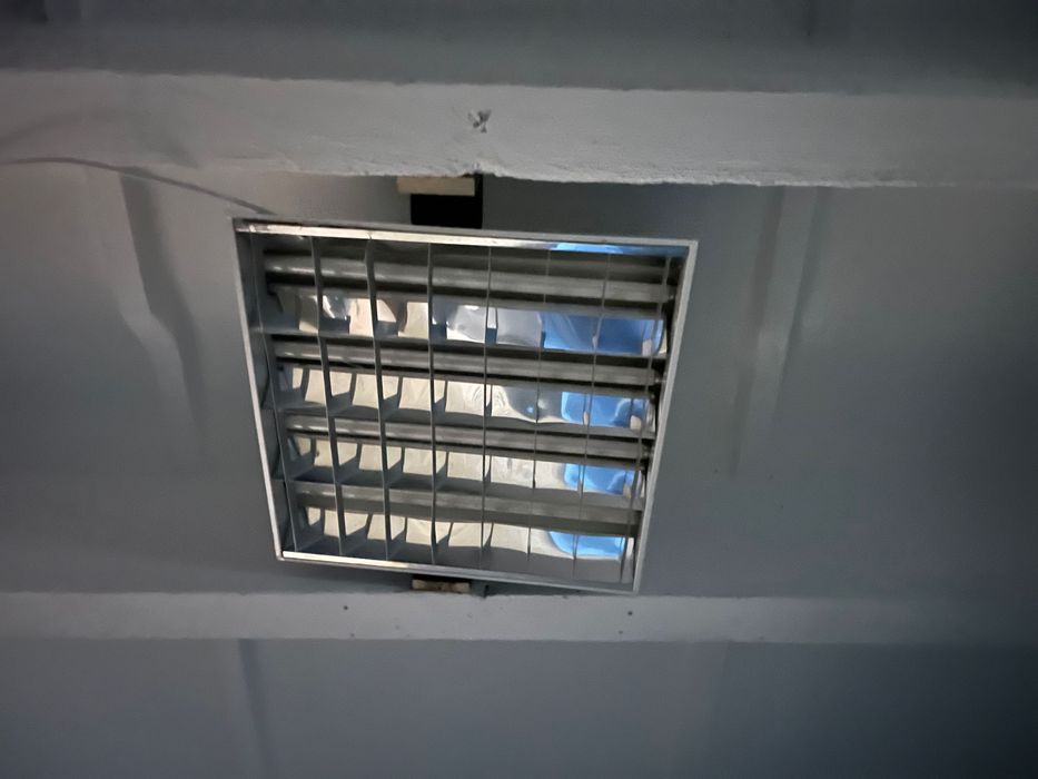 Lampy sufitowe kasetony świetlówki jarzeniówki sprawne magazynu