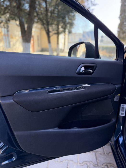 Пежо 5008 - 7 Мість