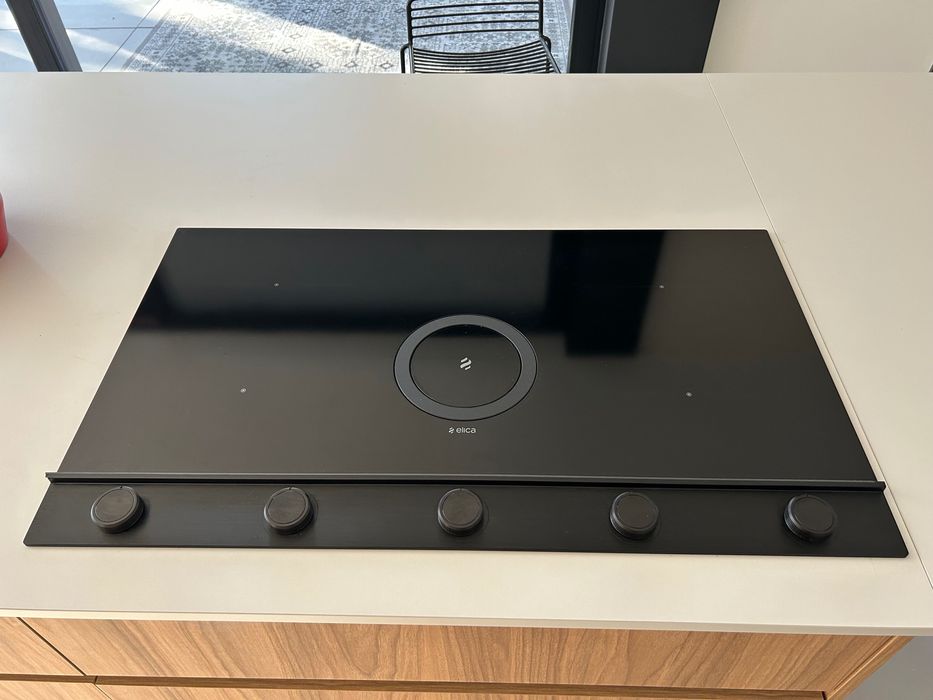 Elica Nikola Tesla Unplugged - plyta indukcyjna zintegrowana z okapem