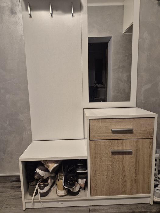 Wieszak na kurtki z półką i szafką na buty