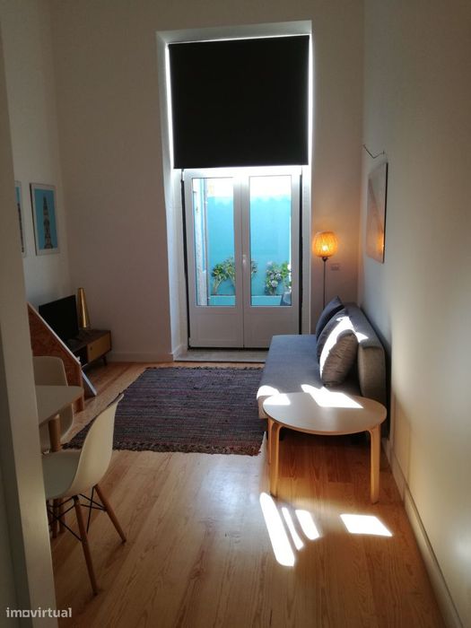 Apartamento T1 com mezanino e pátio exterior