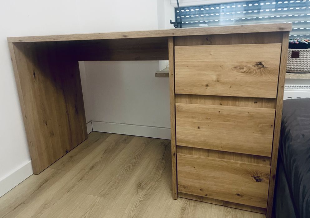 Biurko z trzema szufladami