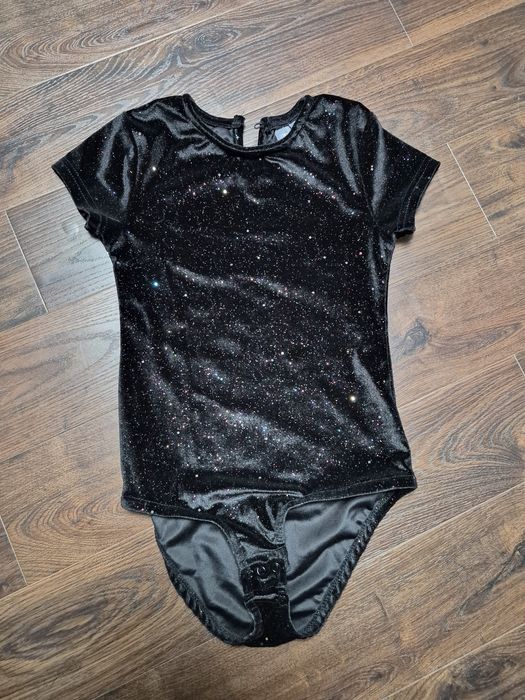 Czarne błyszczące body w rozmiarze 134/140