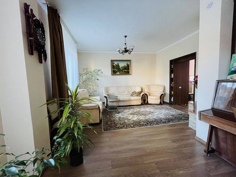 Приватний будинок в Дрогобичі (через дорогу власний бізнес - магазин)