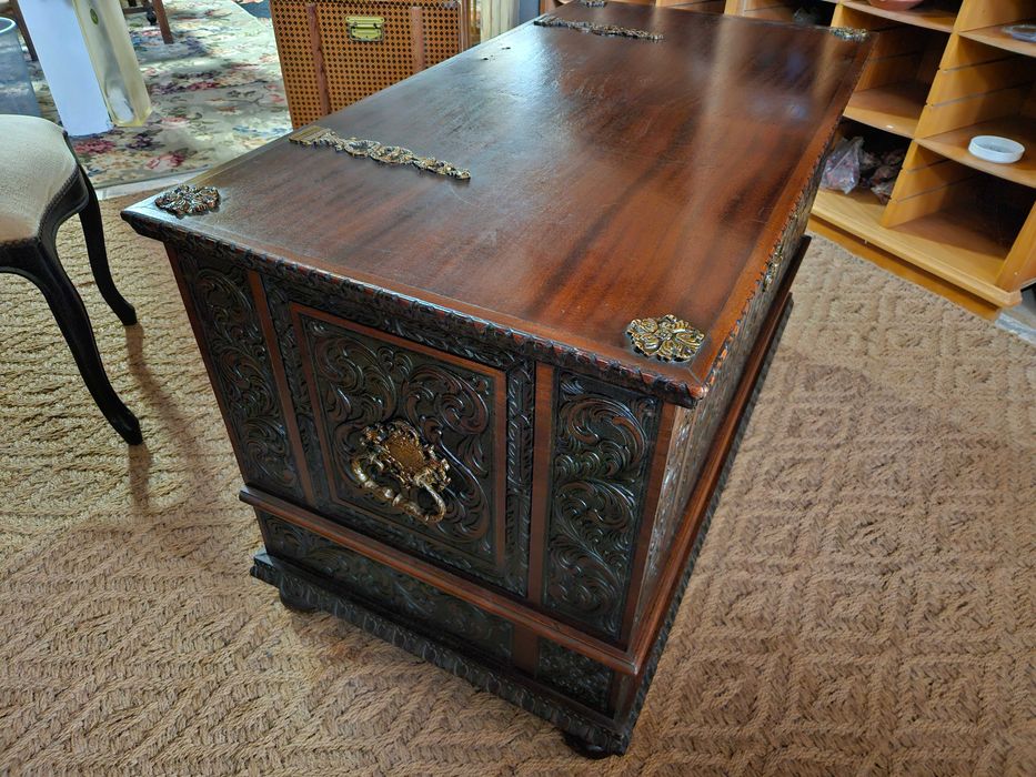 ARCA / Bau em madeira maciça trabalhada - óptimo estad