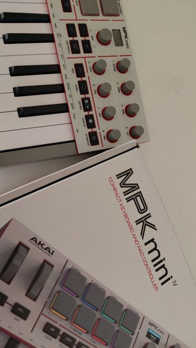 Teclado controlador Midi Akai MPK Mini iv