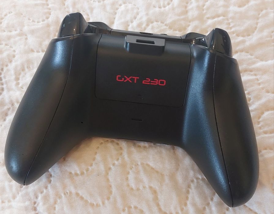 Xbox One X 1 TB + Cooler e Charger