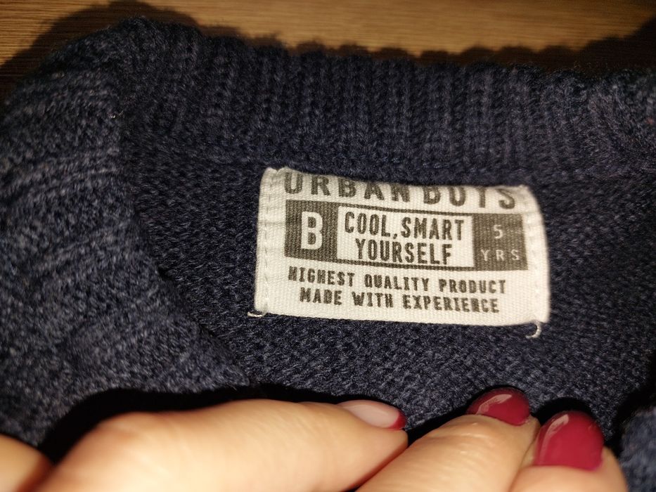 Świąteczny sweter z lampkami