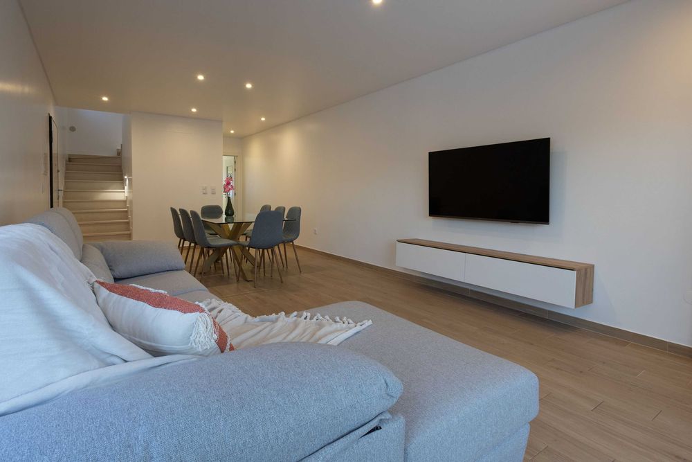 Quartos e Suítes com wc privativo + piscina | Fernão Ferro