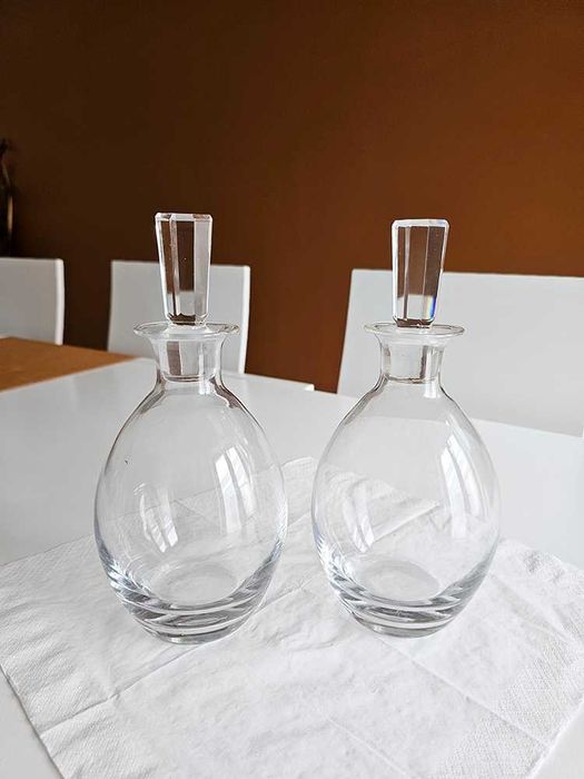 Duas garrafas com tampa em vidro