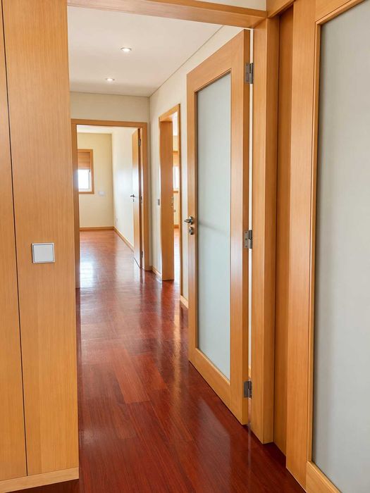 T2 com Suite, Varanda e Garagem | 109 m² | Metro a 350 m