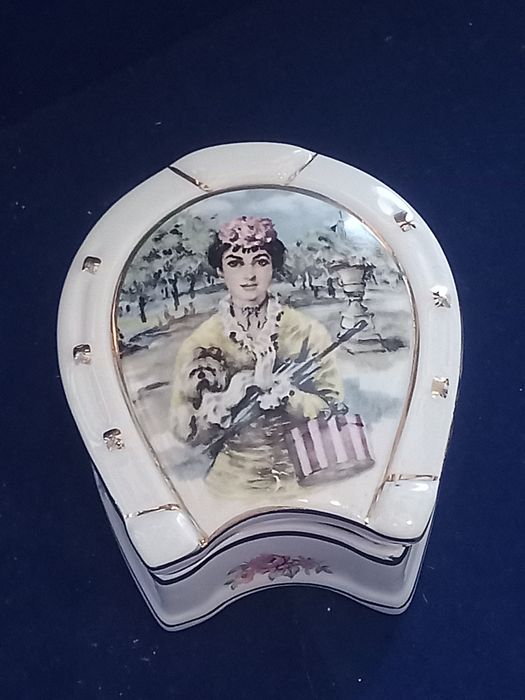 Caixa guarda jóias formato ferradura