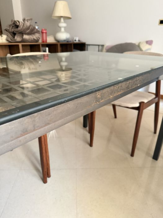 Mesa de jantar em ferro e vidro