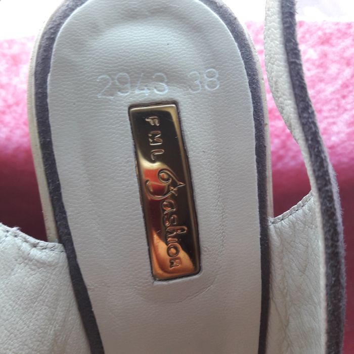 Кожаные босоножки фирменные новые