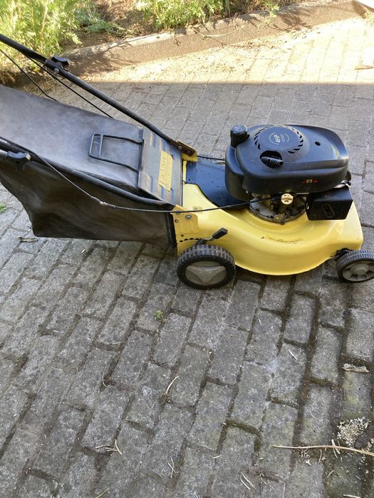 Maquina de cortar relva