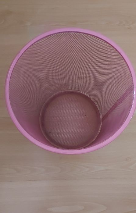 Cesto para papeis em rede