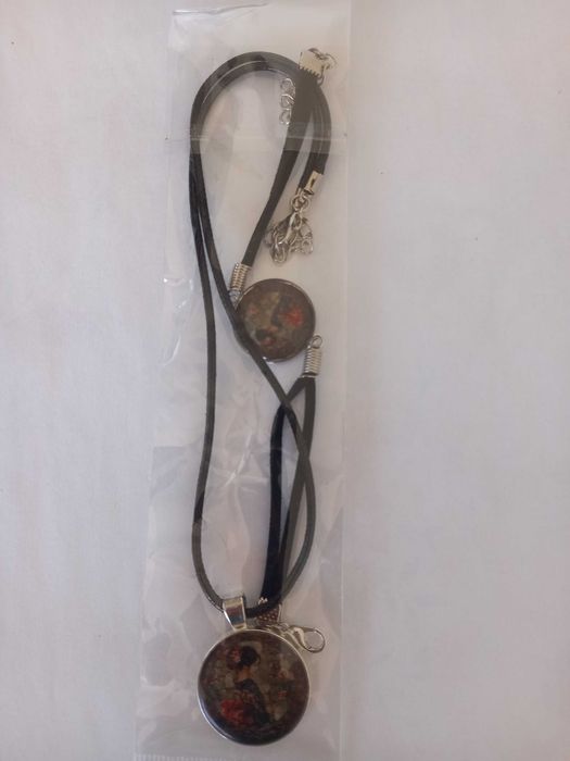 Conjunto pulseira e colar pretos com mulher japonesa