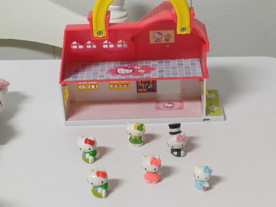 Casa da Hello Kitty com 6 bonecas