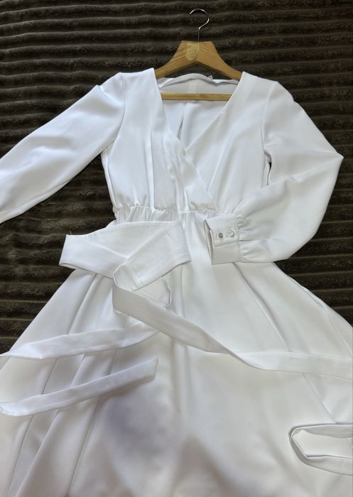 святкова біла сукня