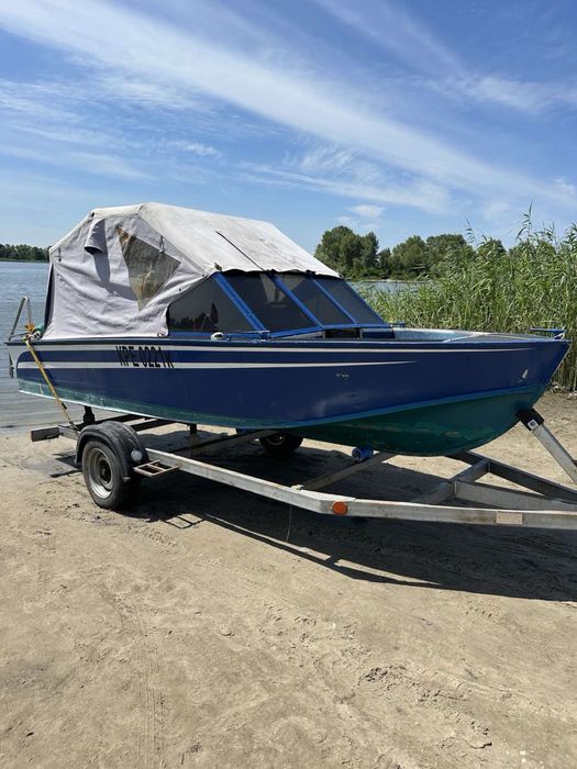 Лодка з мотором