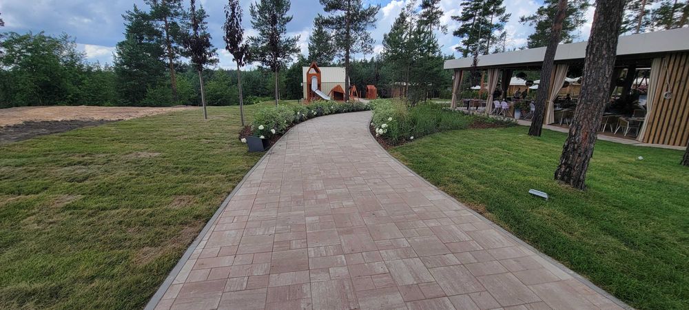 Укладання тротуарної плитки, бруківки / Укладка тротуарной плитки