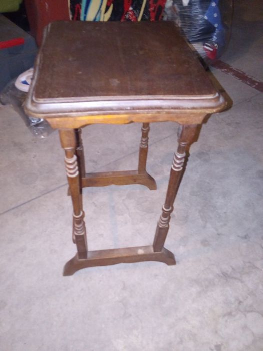 Pequena mesa de apoio antiga