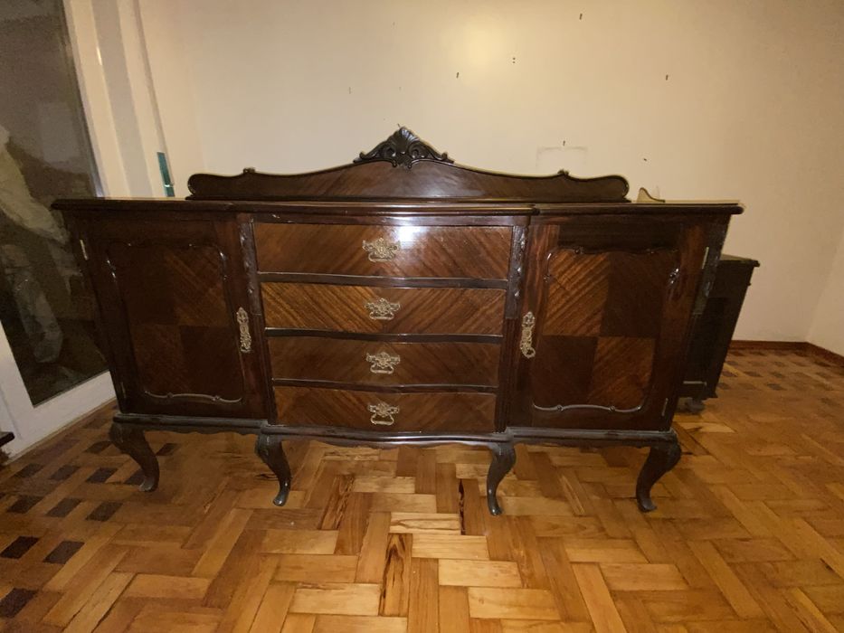 Móvel antigo em madeira de nogueira