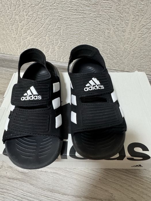 Босоніжки adidas 2 пари+Crocs