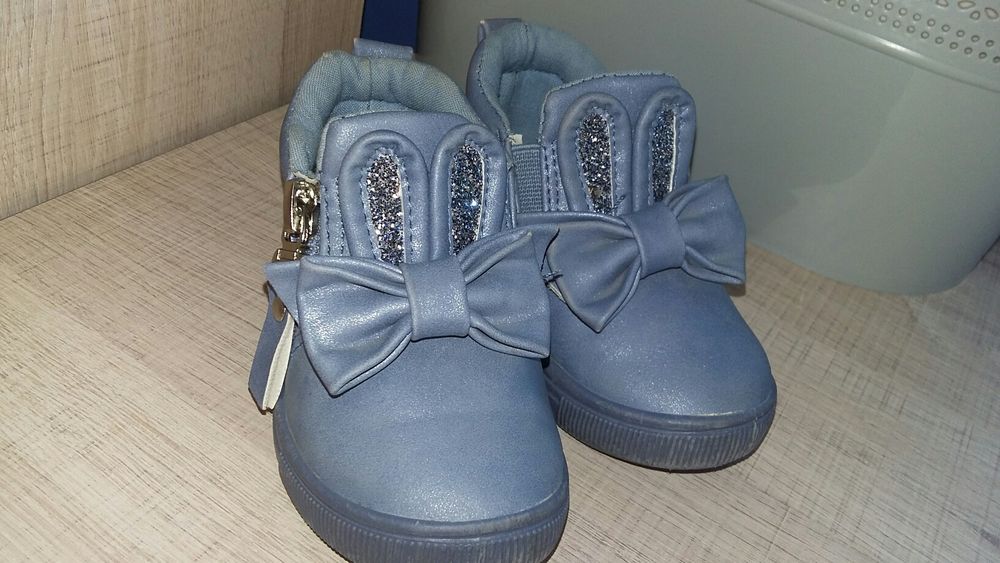 Buty rozm. 19 kokardka, cekiny, zamki