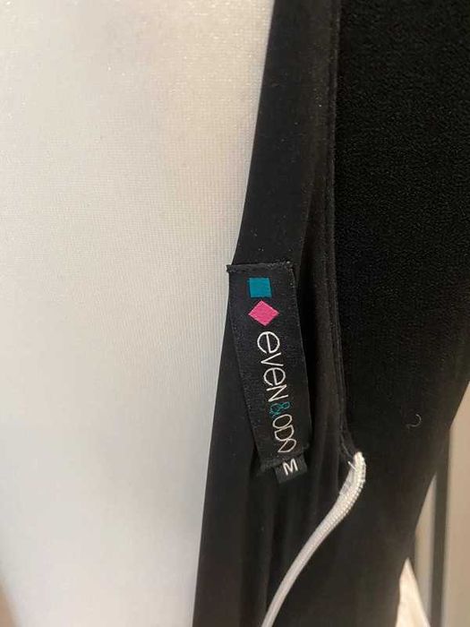 Czarno- biała sukienka z cekinami oraz dekoltem na plecach Sylwester