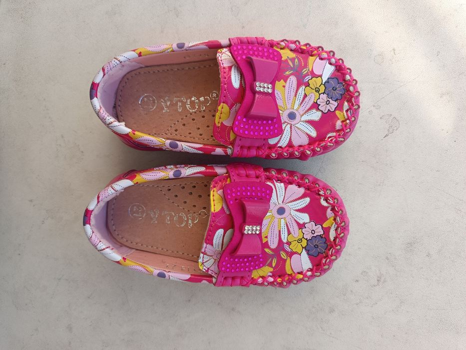 Дитяче взуття.  ..