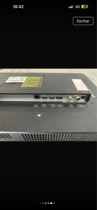 Televisão Blaupunkt com suporte e comando