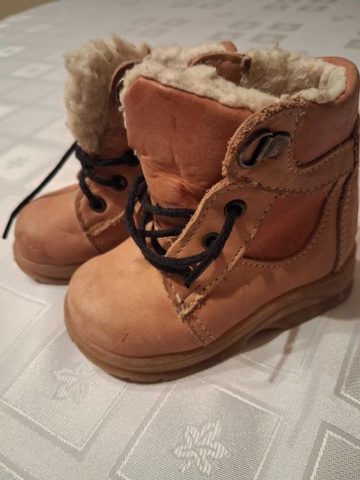 Buty dziecięce w naturalnym kolorze skóry
