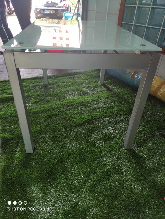 Dining table with glass top64586289663362124