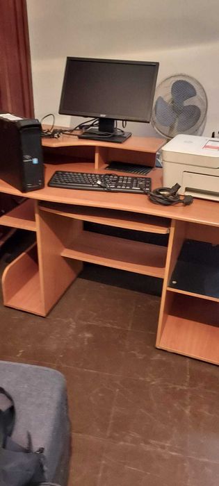 Computador e secretária
