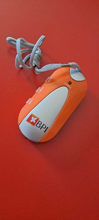 Rádio BPI laranja a pilhas como novo