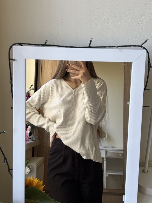 prążkowany biały sweter guziki