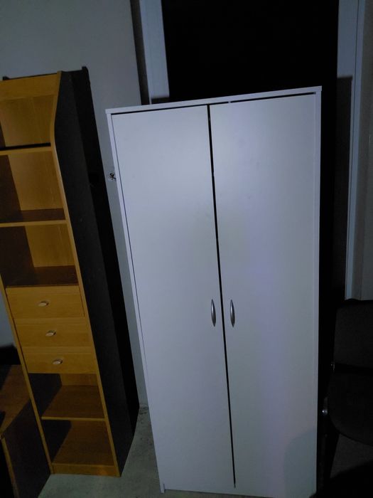 Biała szafa dwudrzwiowa, transport.