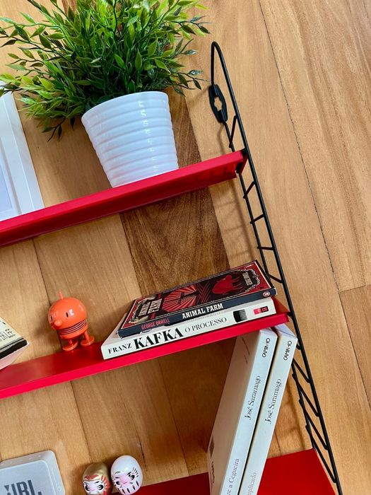 Estante metálica vintage em preto e vermelho