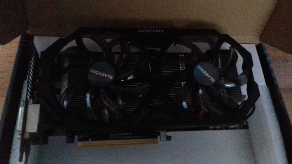 Radeon R9 270X  Windforce 2gb Vram