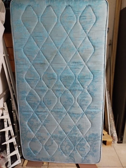 Cama individual com colchão