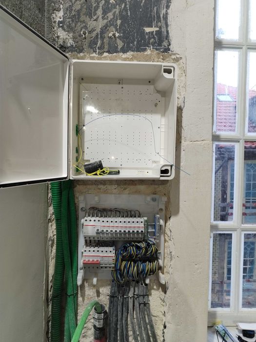 Instalação e reparações elétricas, eu empreiteiro.