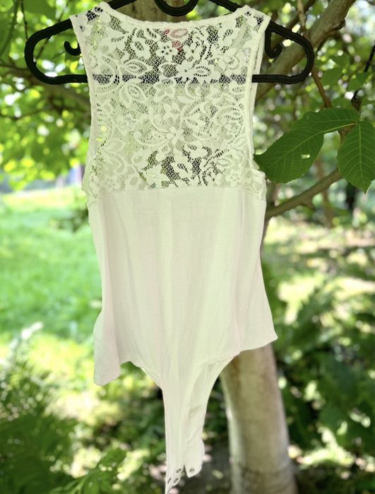 Шикарний стильний боді блуза з мереживом та стразами guess новий