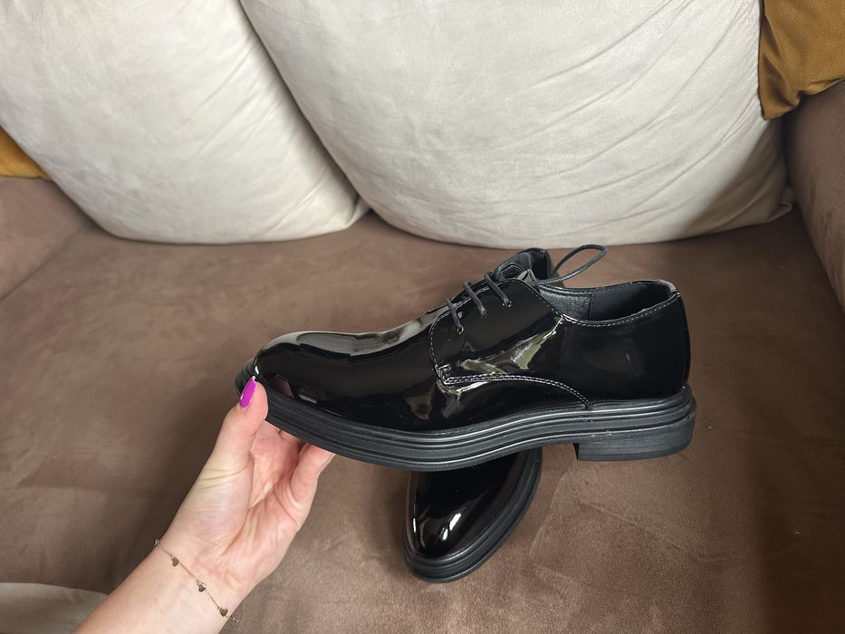 Nowe buty meskie - lakierowane - 39