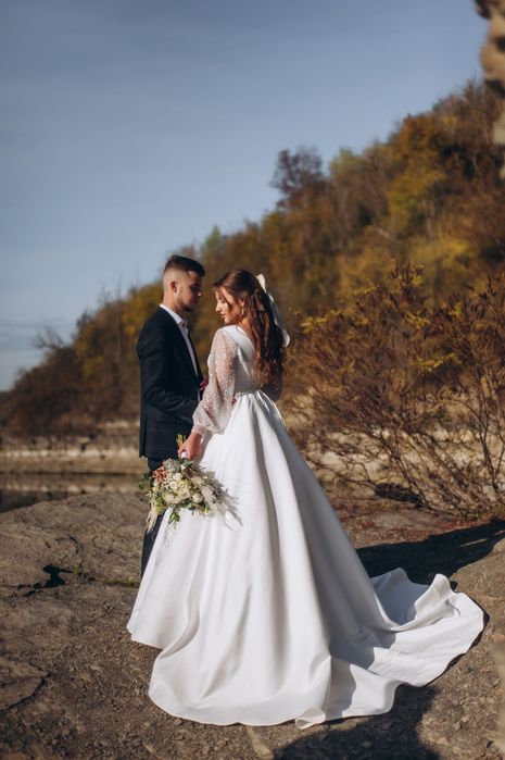 Атласна весільна сукня із шлейфом