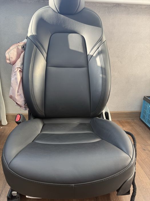 Tesla MY 2023 водійське сидіння під відновлення.